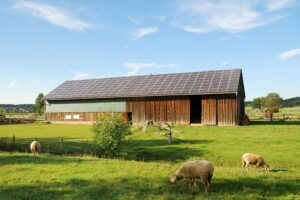 Dach-photovoltaik-Anlage auf Scheune auf einem Bauernhaus
