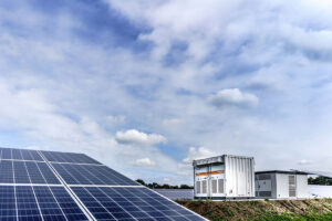 Energiespeicher neben Photovoltaikanlage