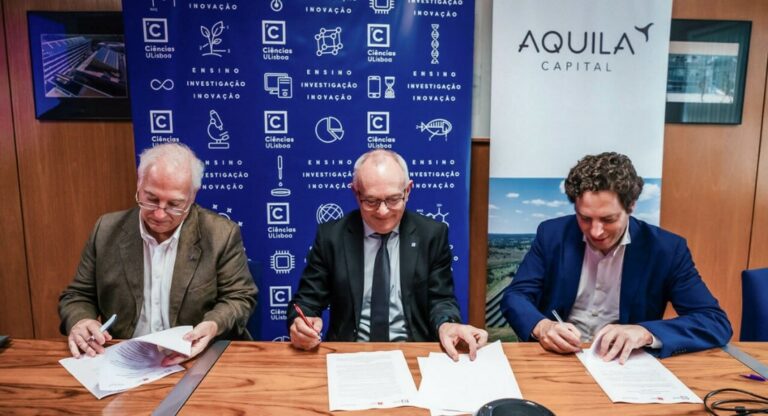 Drei Personen unterschreiben eine Vereinbarung für eine Freiflächenanlage in Cercal